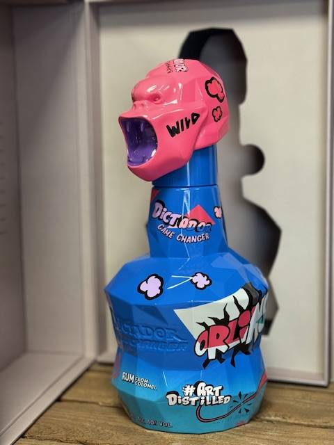 Dictador Game Changer by Richard Orlinski chez L'Ecaux des Vins près de Goderville – L’union du rhum d’exception et de l’art contemporain